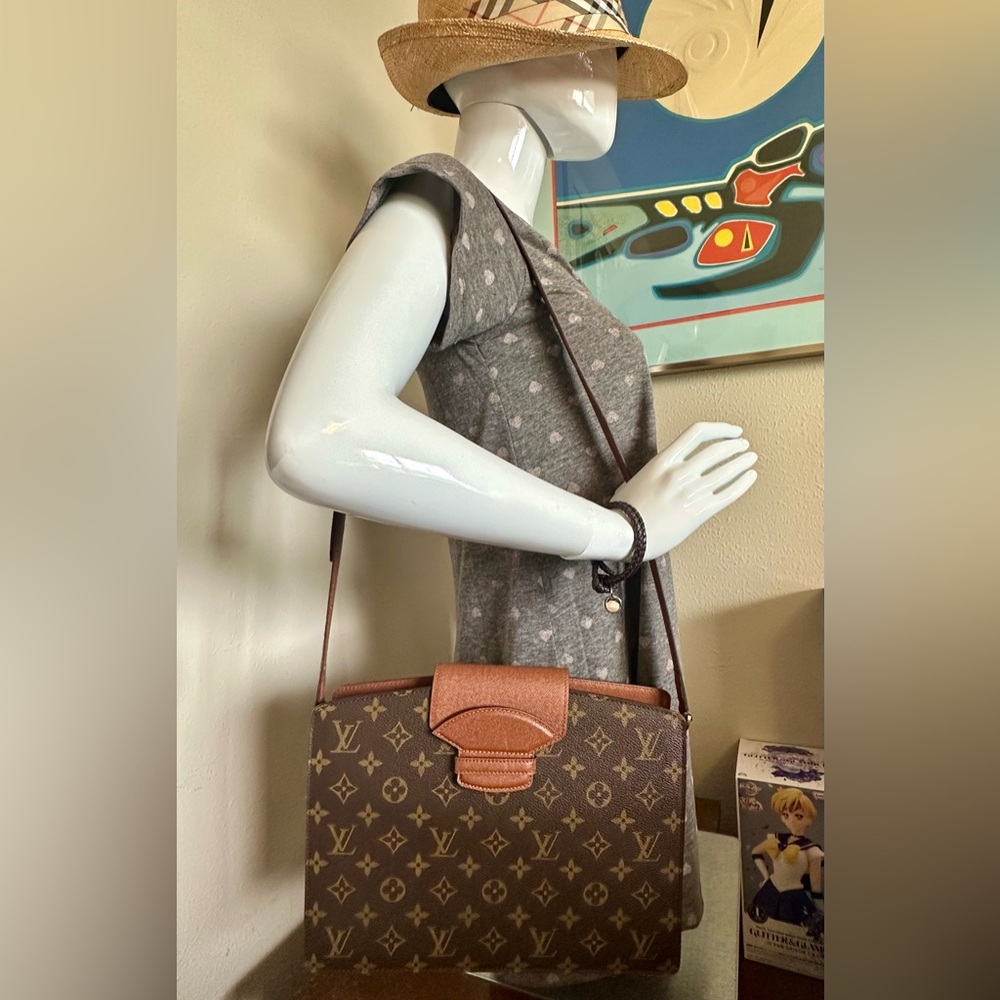 ❌SOLD❌
Louis Vuitton Courcelles Monogram Shoulder Bag